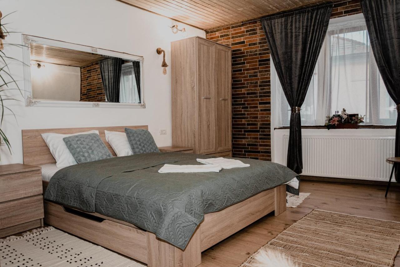 Central Garden Apartments Braşov Esterno foto